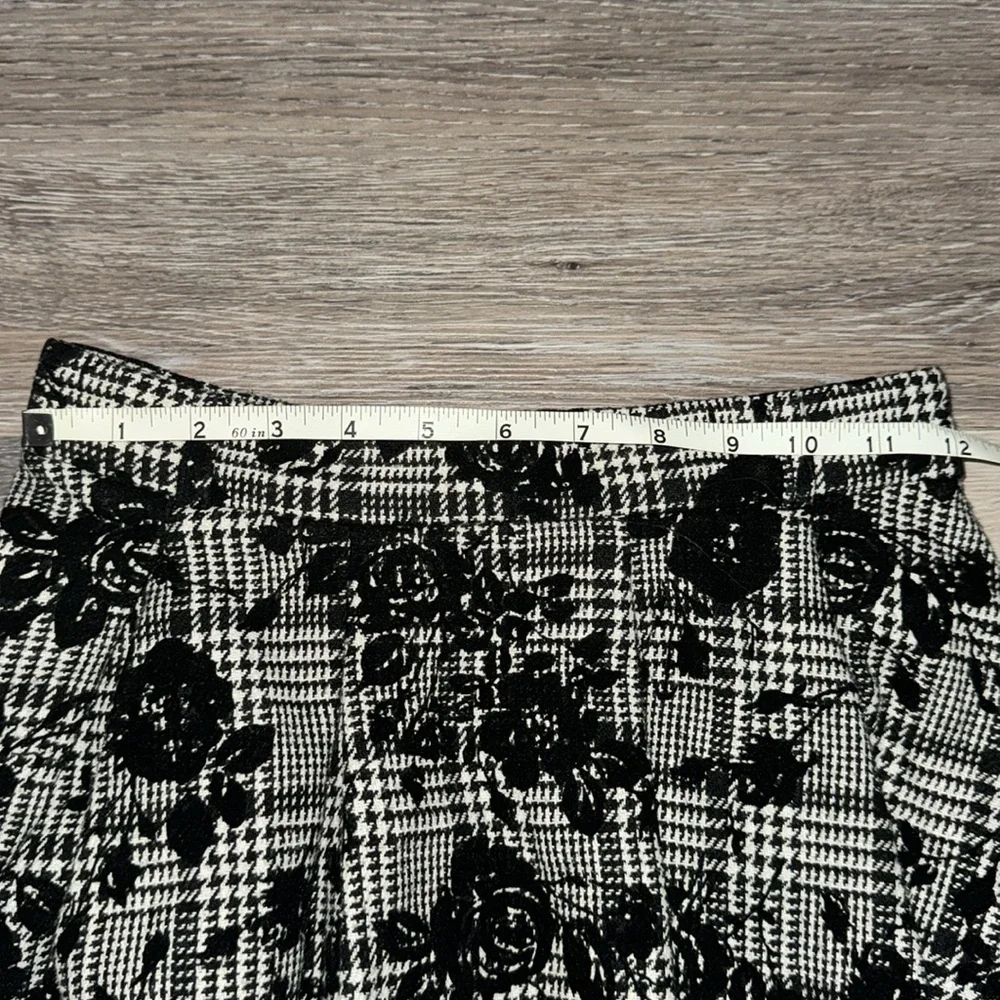 Black & Grey Tweed Plaid Skirt with Rose Pattern - Size Small